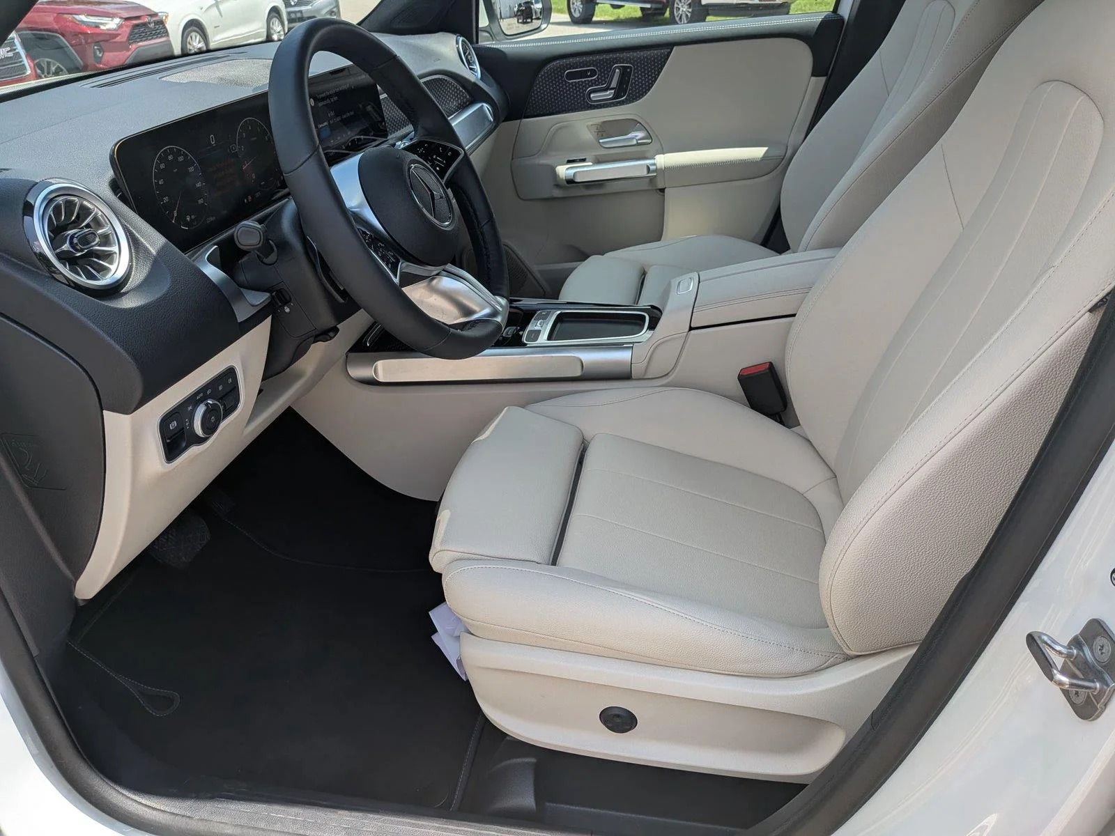 Used 2025  Mercedes-Benz GLB 250 image 19