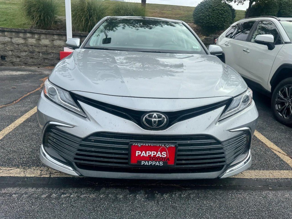 Used 2022 Silver Toyota XLE image 2