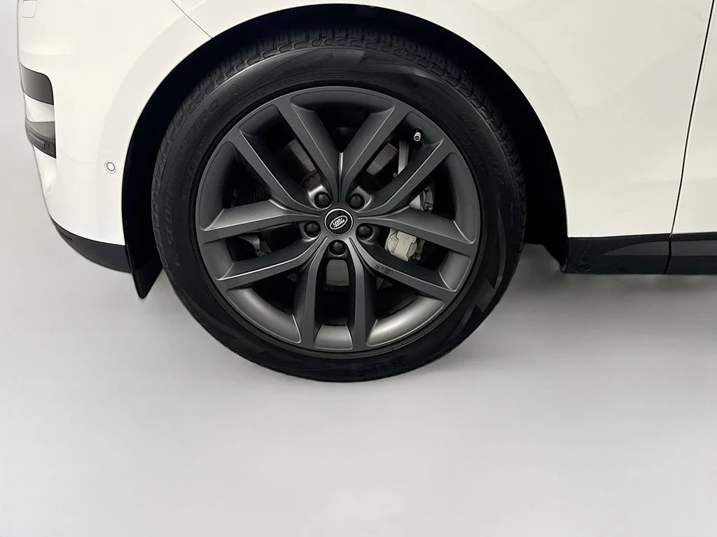 Used 2025 White Land Rover SE image 32