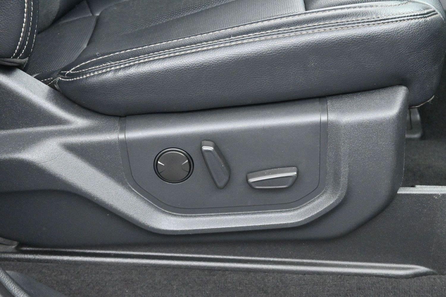 Used 2022 Star White Metallic Tri-Coat Ford LARIAT image 31