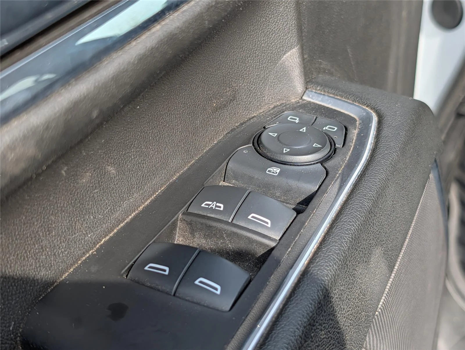 Used 2024 Summit White Chevrolet LT image 15