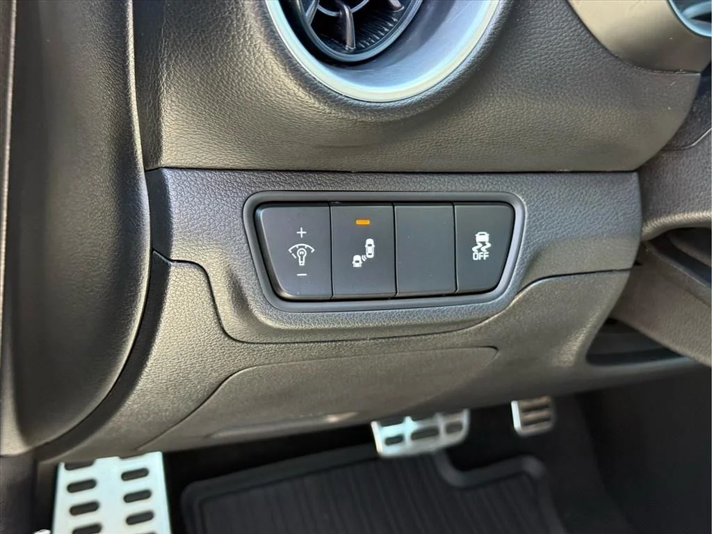 Used 2023 White Kia GT-Line image 23