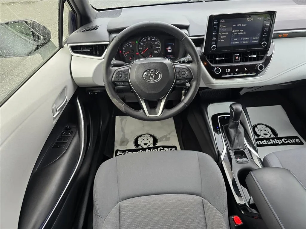 Used 2020  Toyota SE image 3