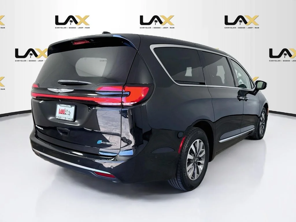 Used 2022 Black Chrysler Limited image 7