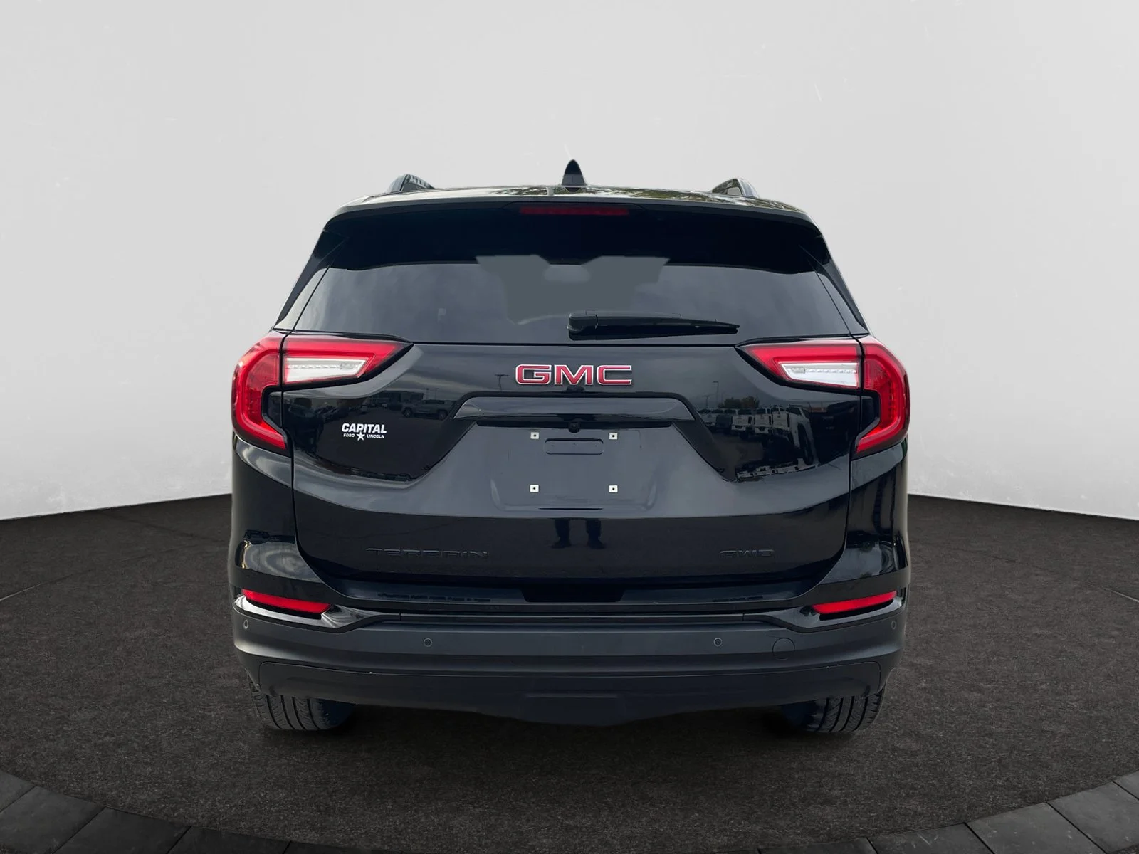 Used 2024 Black GMC SLE AWD image 4