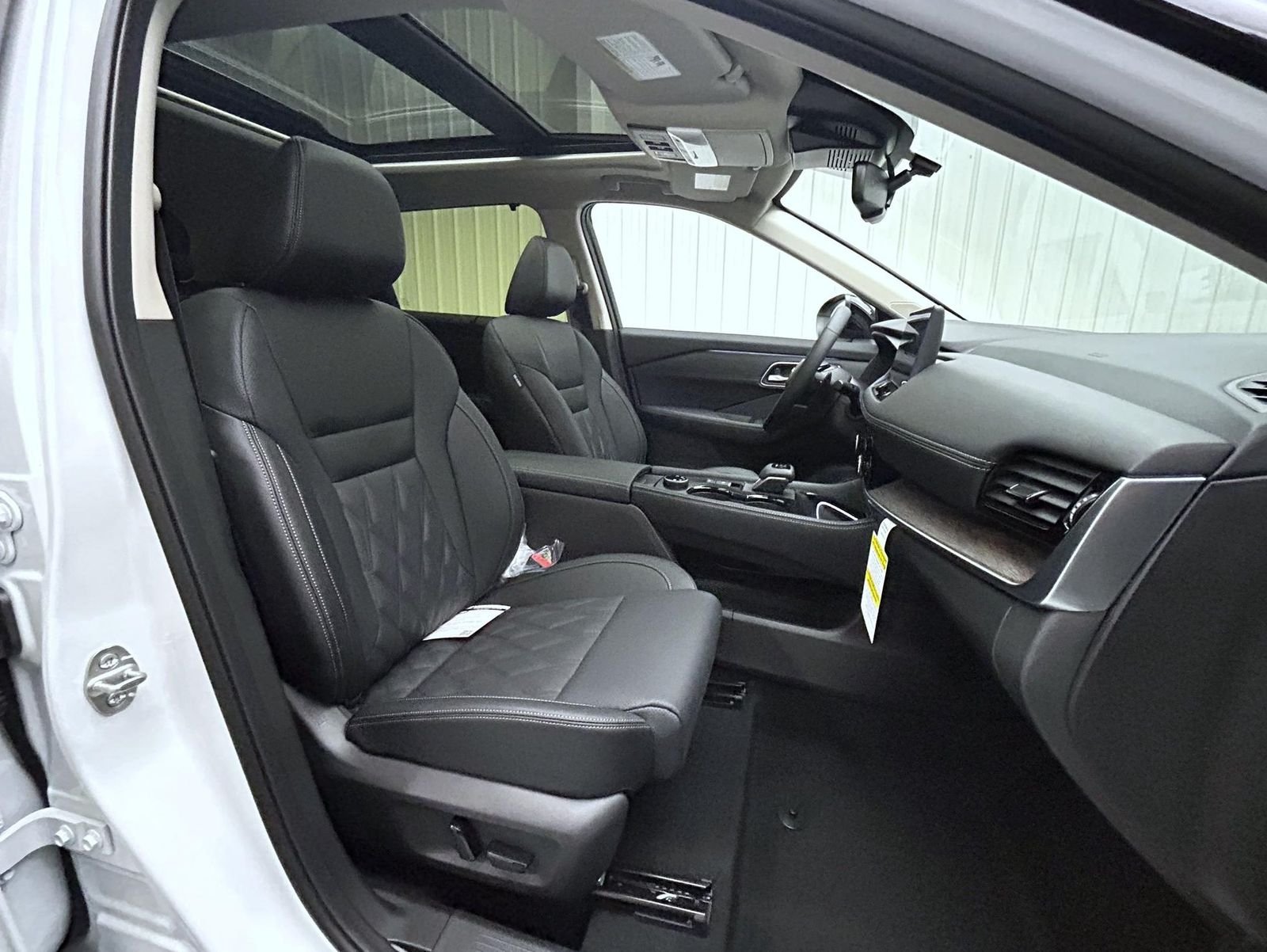 New 2026 Everest White Pearl TriCoat / Super Black Two-tone Nissan Platinum image 15