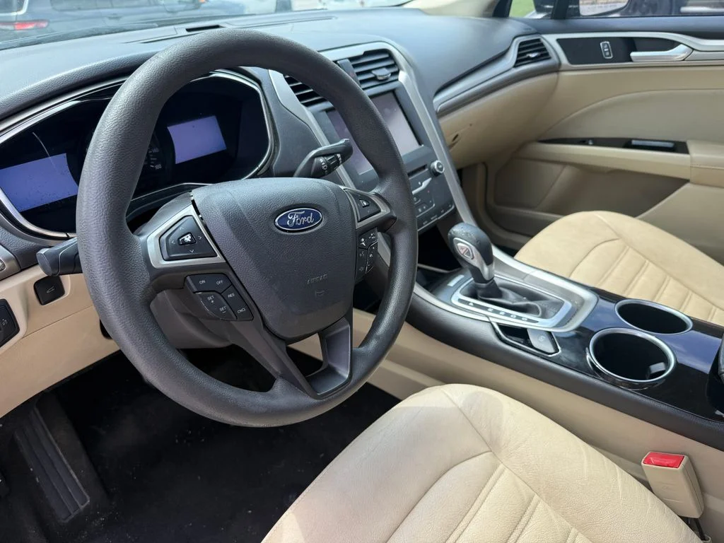Used 2013 Black Ford SE image 16