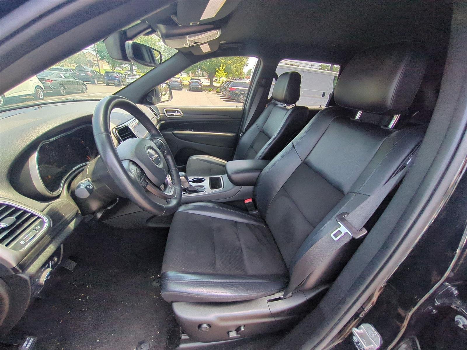 Used 2022 Diamond Black Crystal Pearlcoat Jeep Laredo X image 18