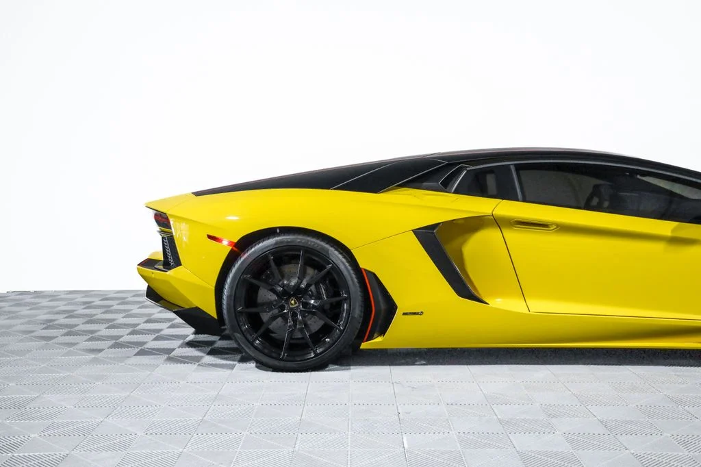 Used 2016 Yellow Lamborghini LP700-4 image 2
