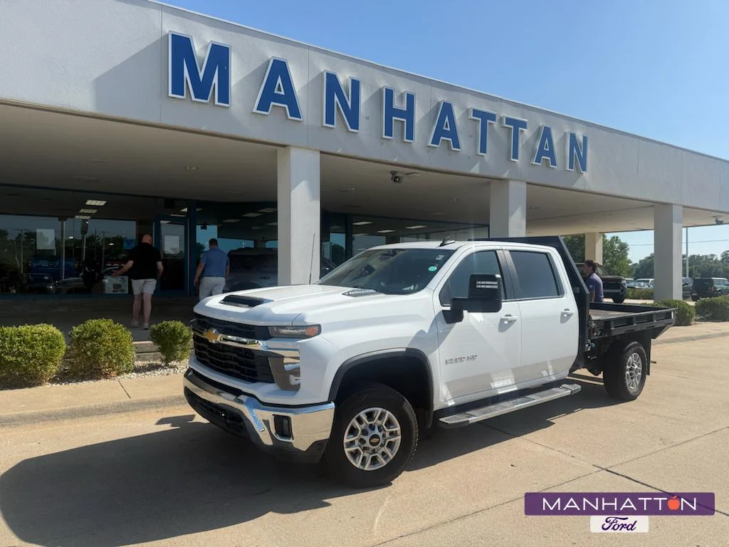Used 2025 Summit White Chevrolet LT image 1