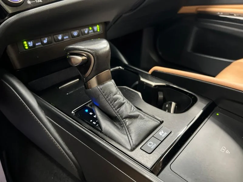 Used 2024 White Lexus 300h Luxury image 33