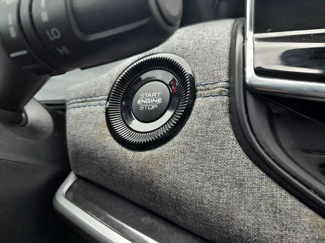 Used 2024 White Jeep Latitude image 19