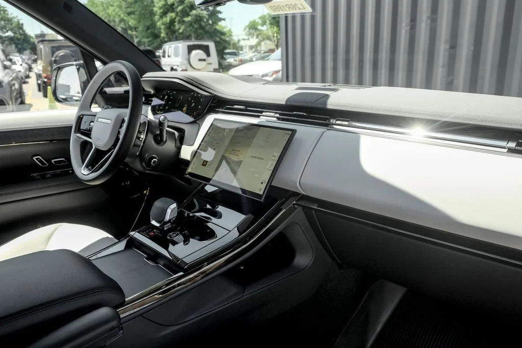 New 2026 Fuji White Land Rover Dynamic SE image 23