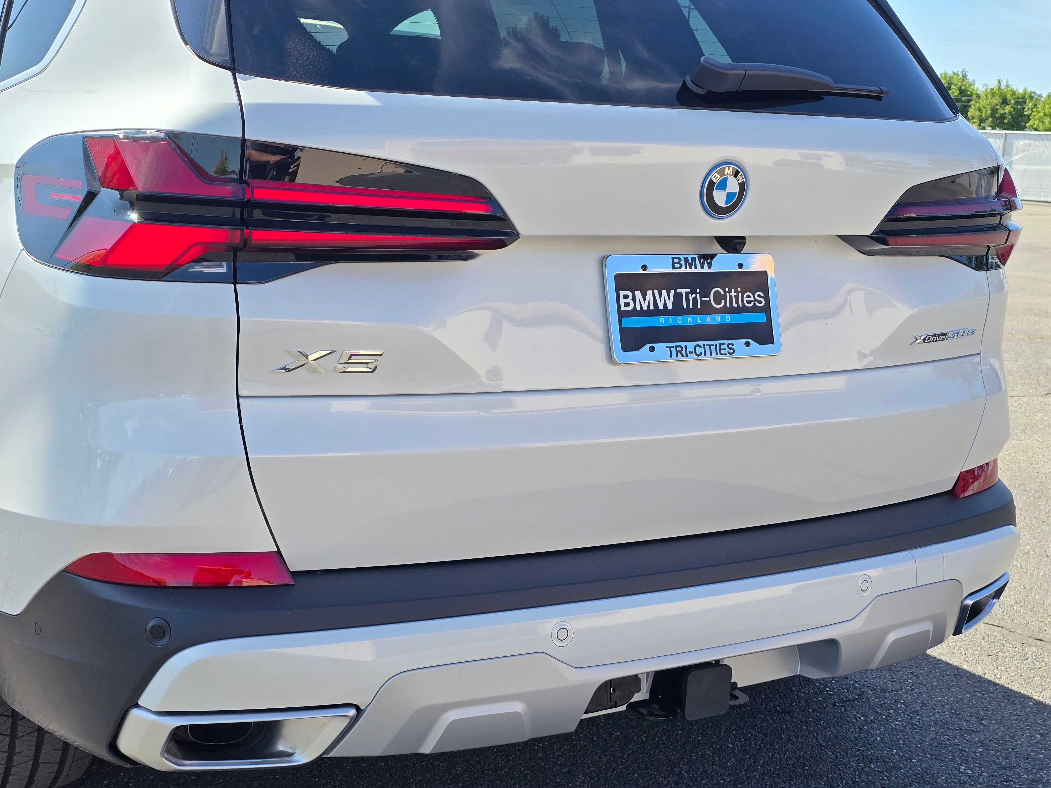 New 2026 Mineral White Metallic BMW xDrive50e image 37