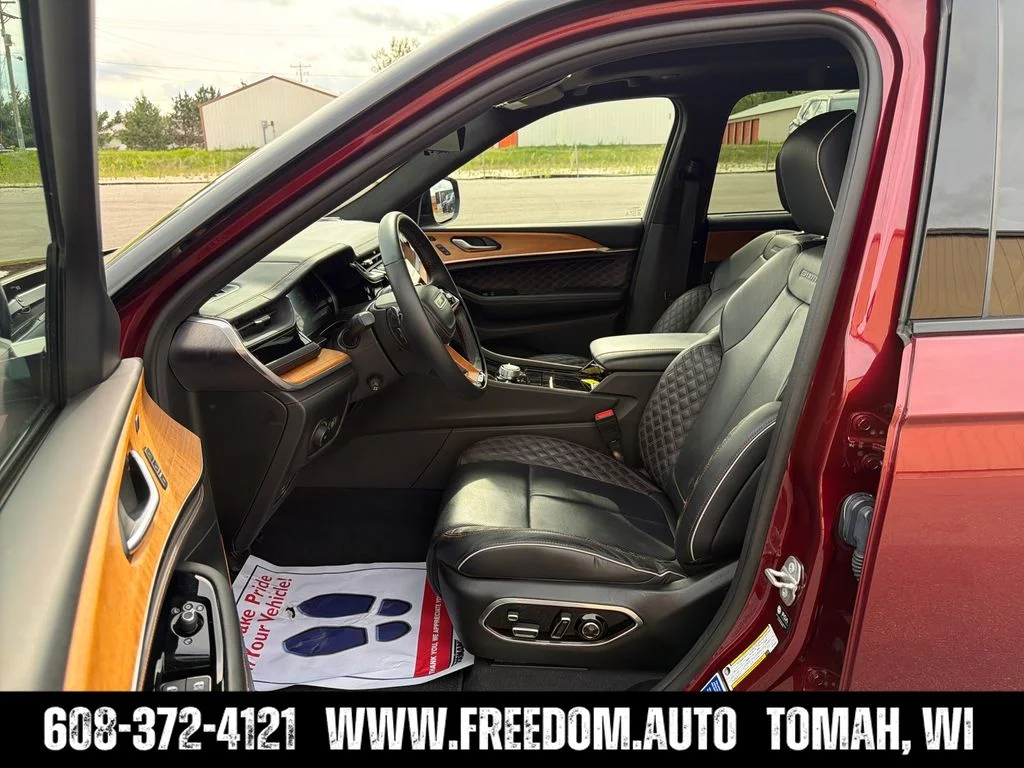 Used 2023 Velvet Red Pearlcoat Jeep Summit image 9