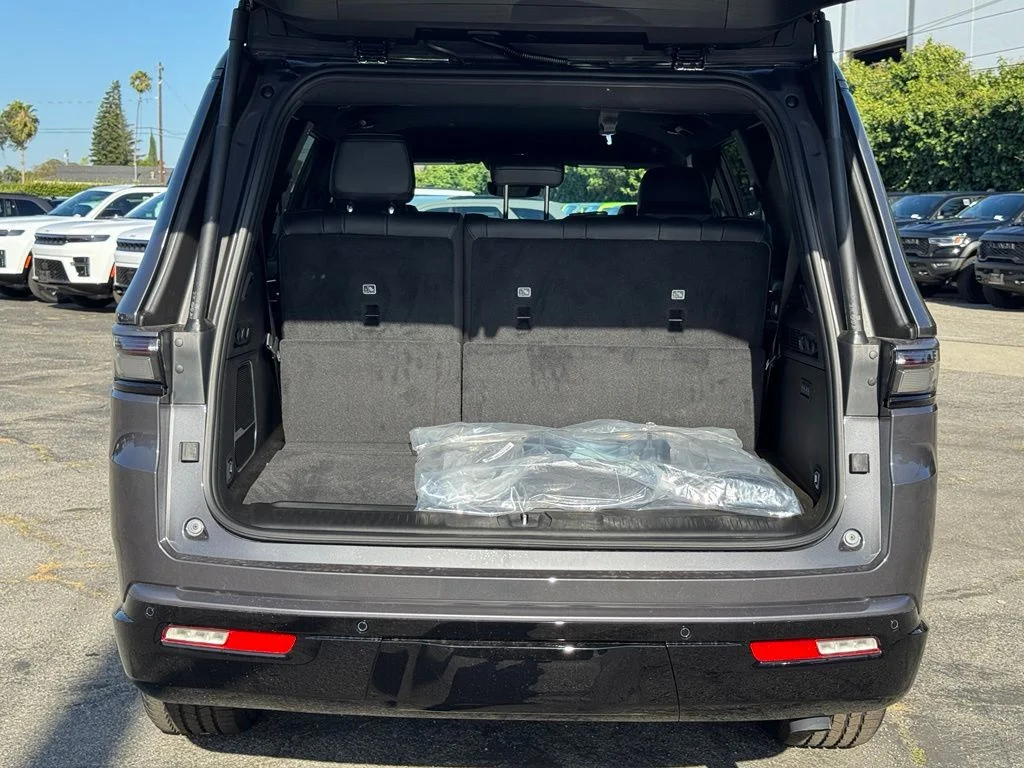 New 2026 Baltic-Gray Metallic Clear-Coat Exterior Paint Jeep Limited Altitude image 13
