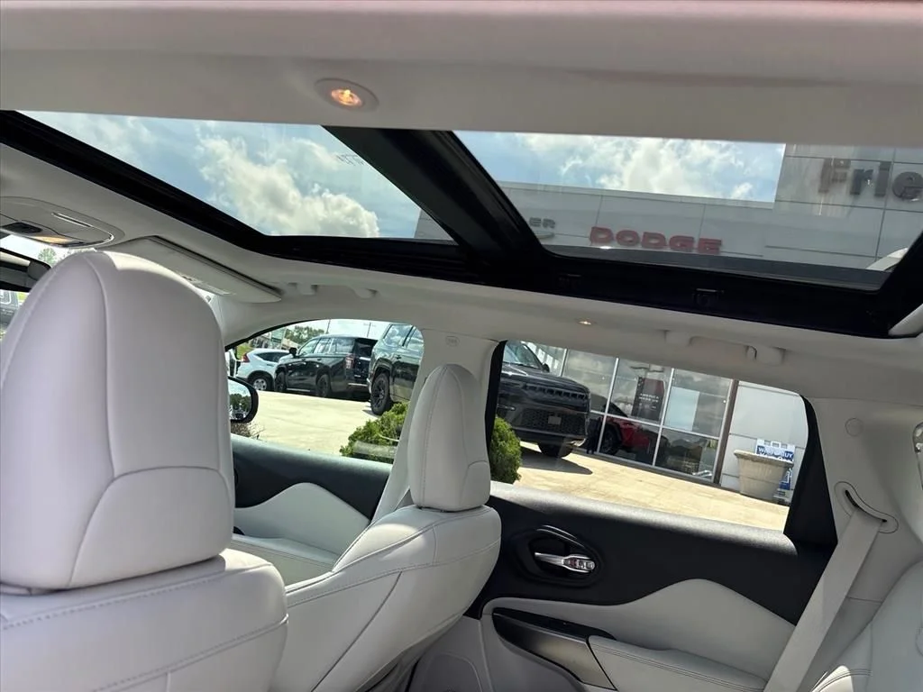 Used 2022 Silver Jeep Limited image 7