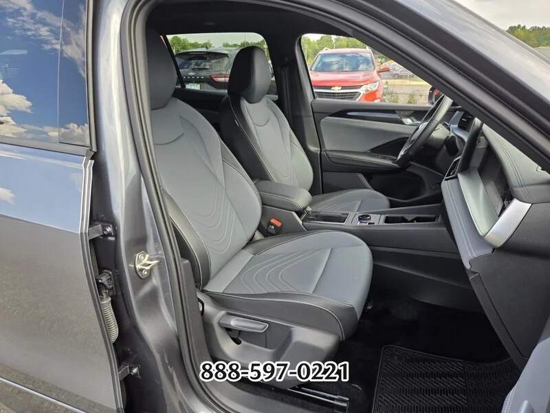 Used 2025 Platinum Gray Metallic Volkswagen 2.0T SE R-LINE BLACK image 21