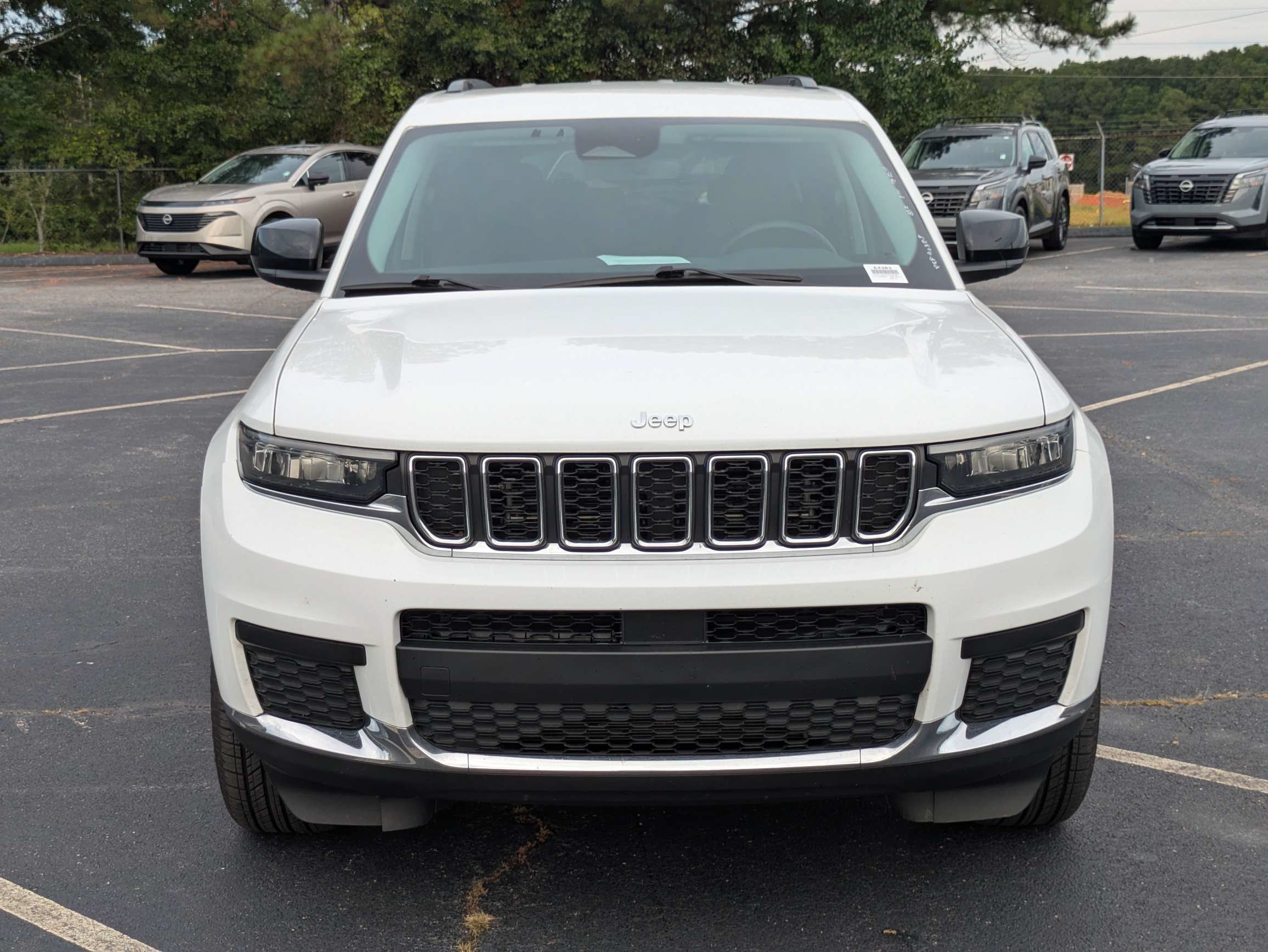 Used 2023 White Jeep Laredo image 8