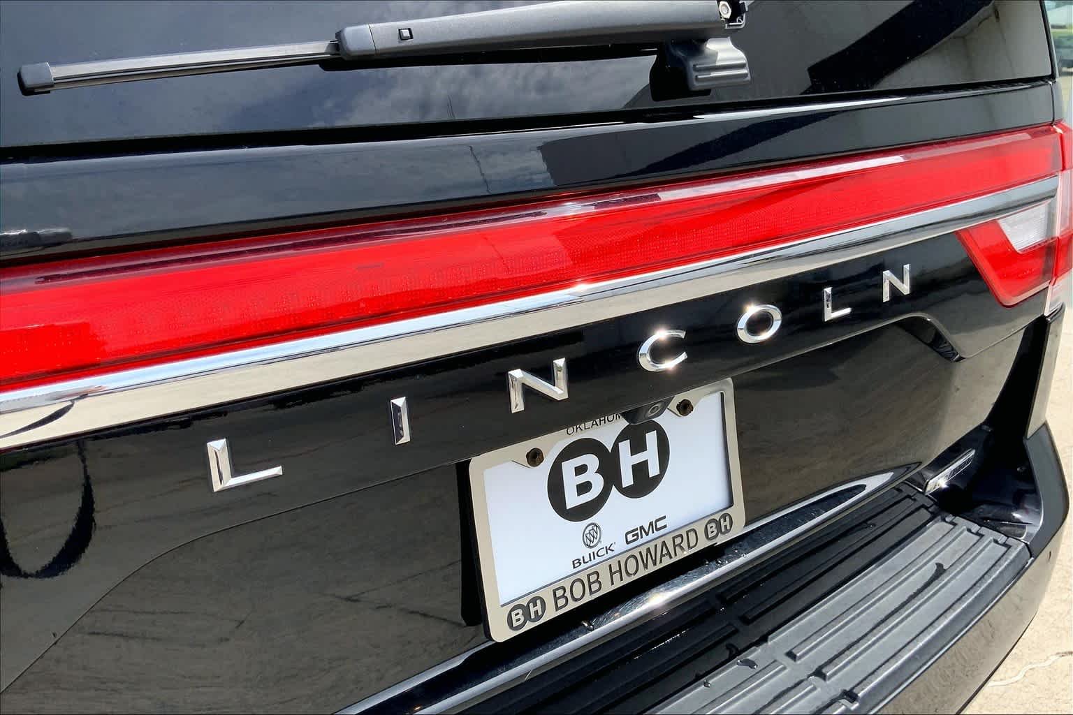 Used 2016 Black Velvet Lincoln Select image 30