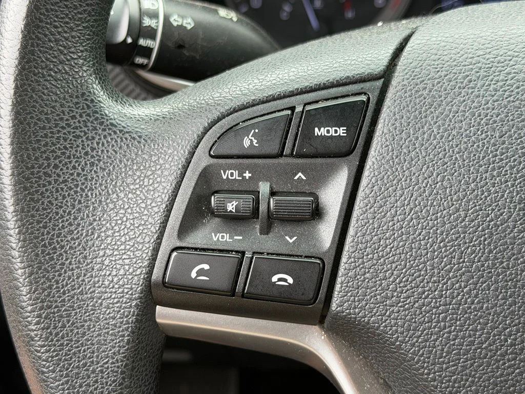 Used 2019 Red Hyundai SE image 29