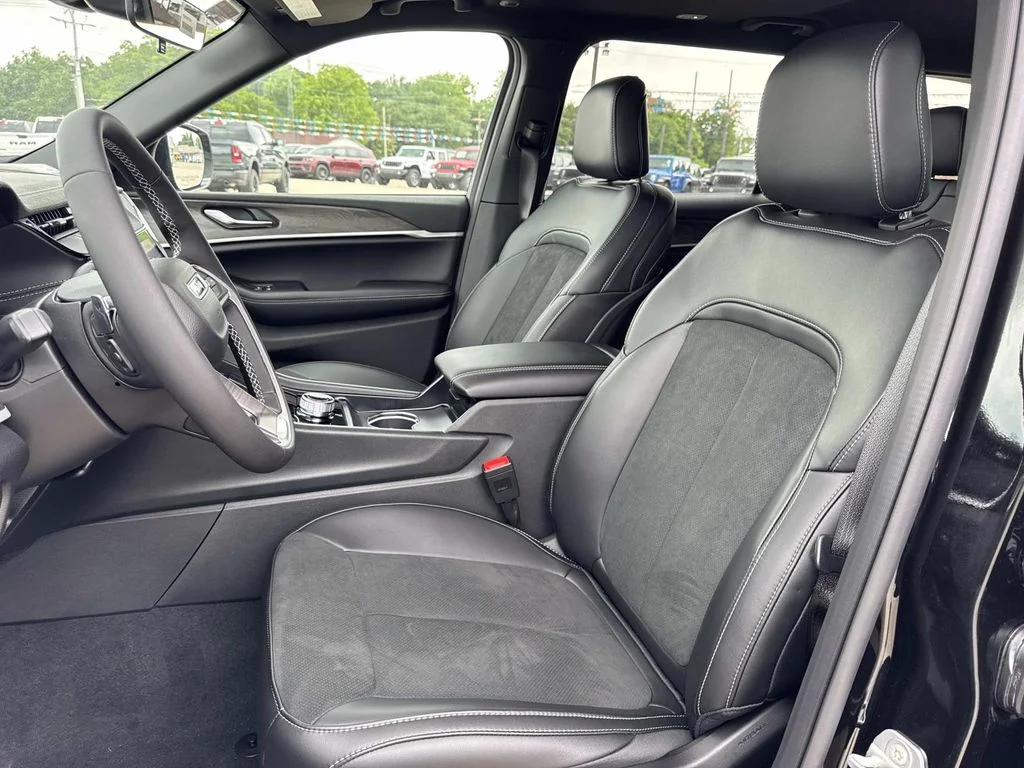 New 2026 Black Jeep Laredo image 33