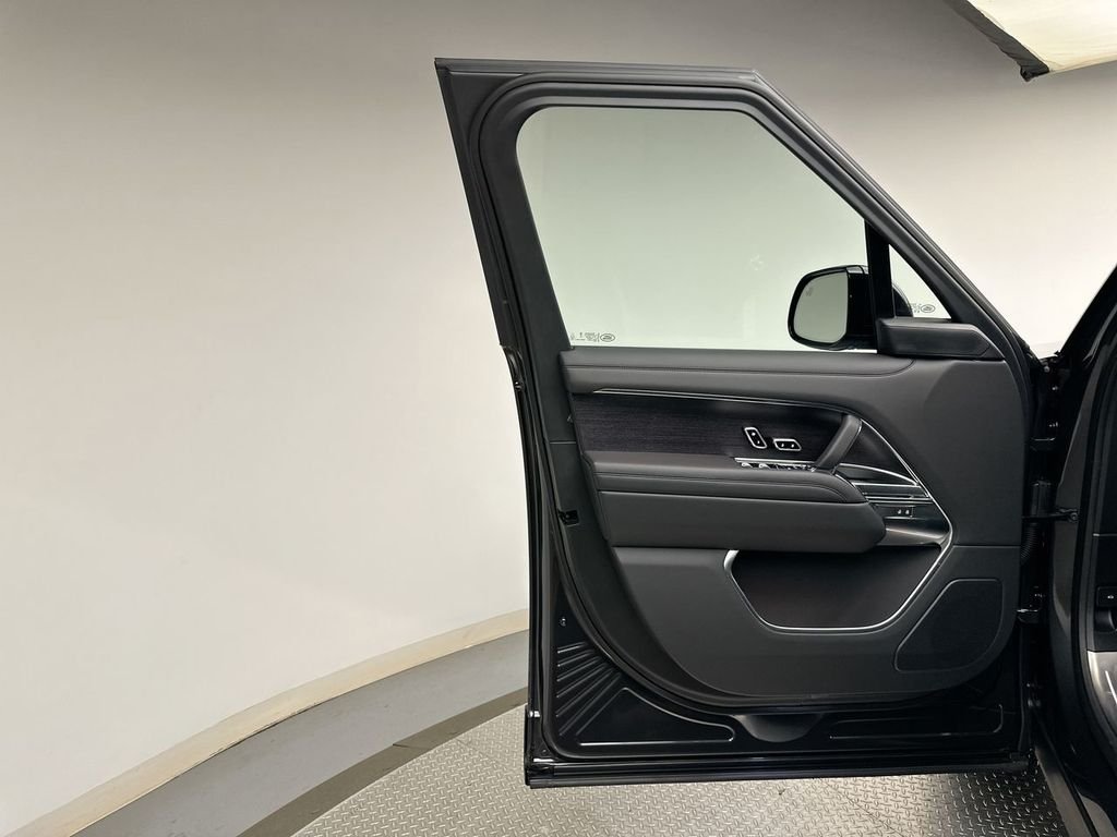 New 2026 Carpathian Gray Premium Metallic Land Rover SE image 17