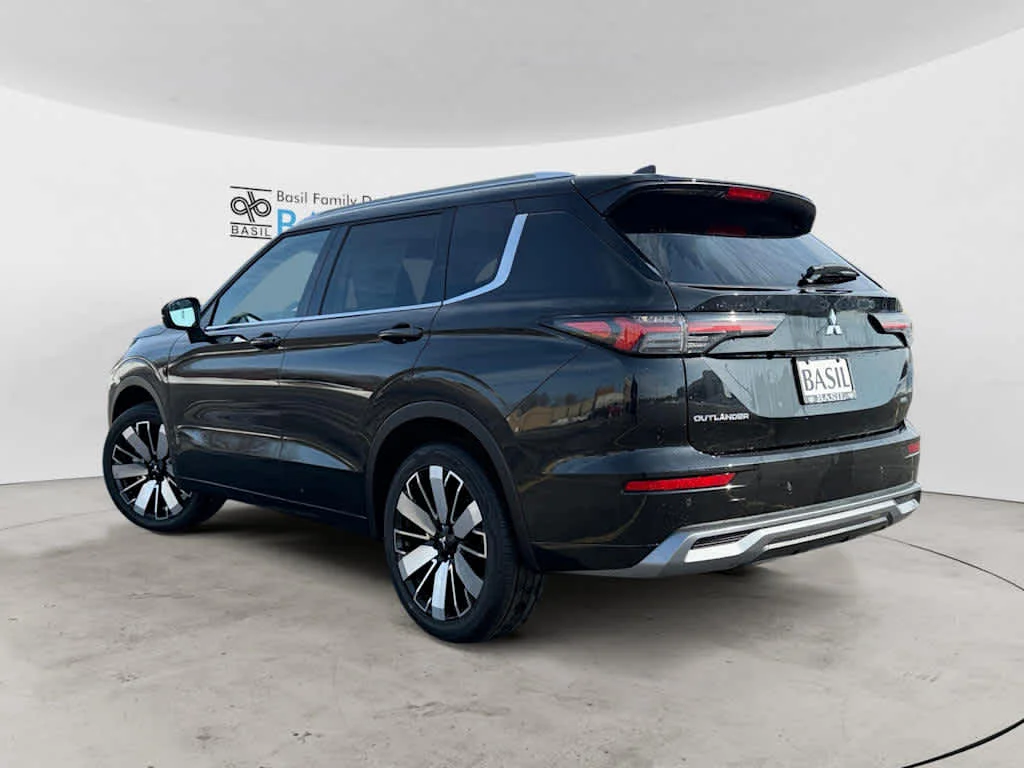New 2026 Labrador Black Pearl Mitsubishi SEL image 5