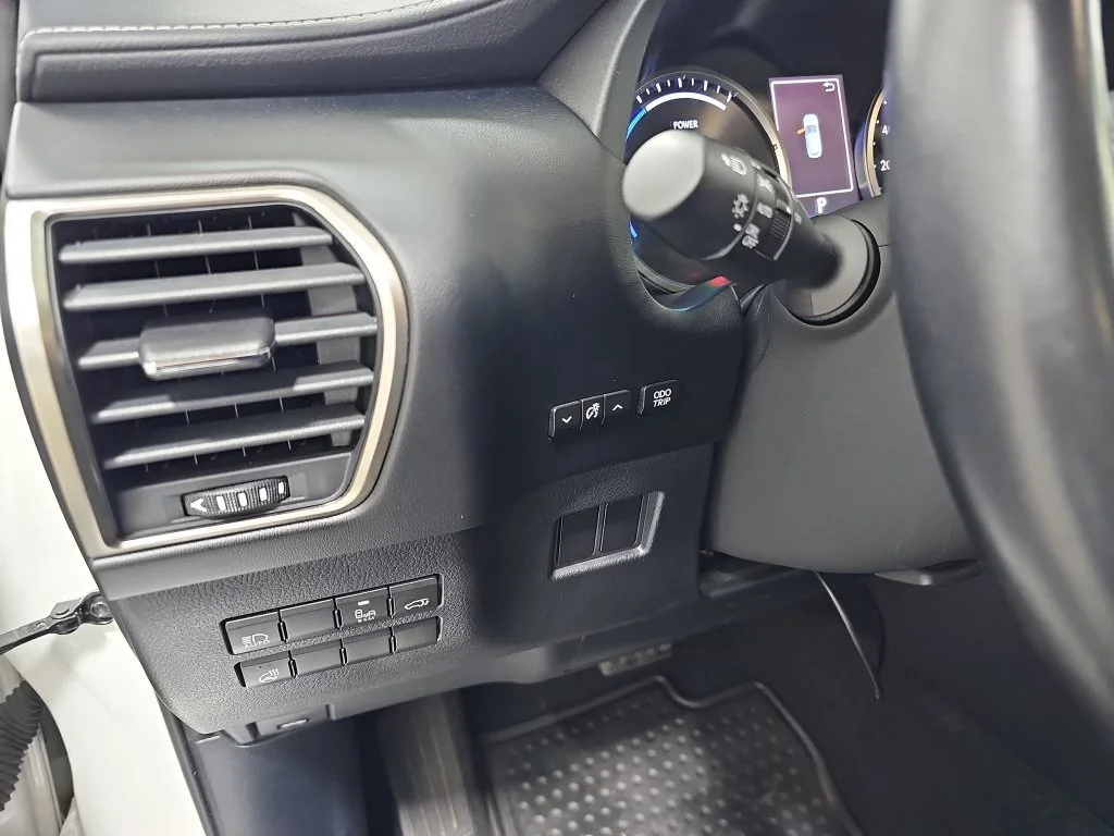 Used 2019 White Lexus 300h image 28