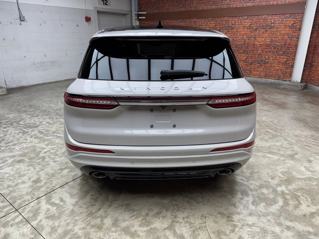 Used 2023 Pearl Metallic Lincoln Standard image 4