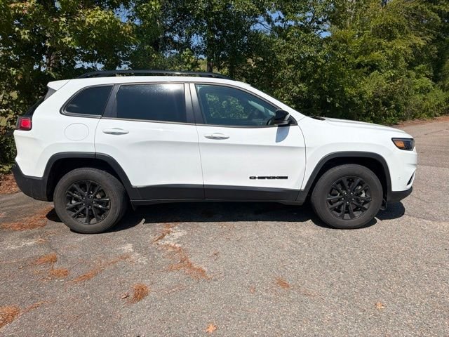 Used 2023 White Jeep Altitude image 3