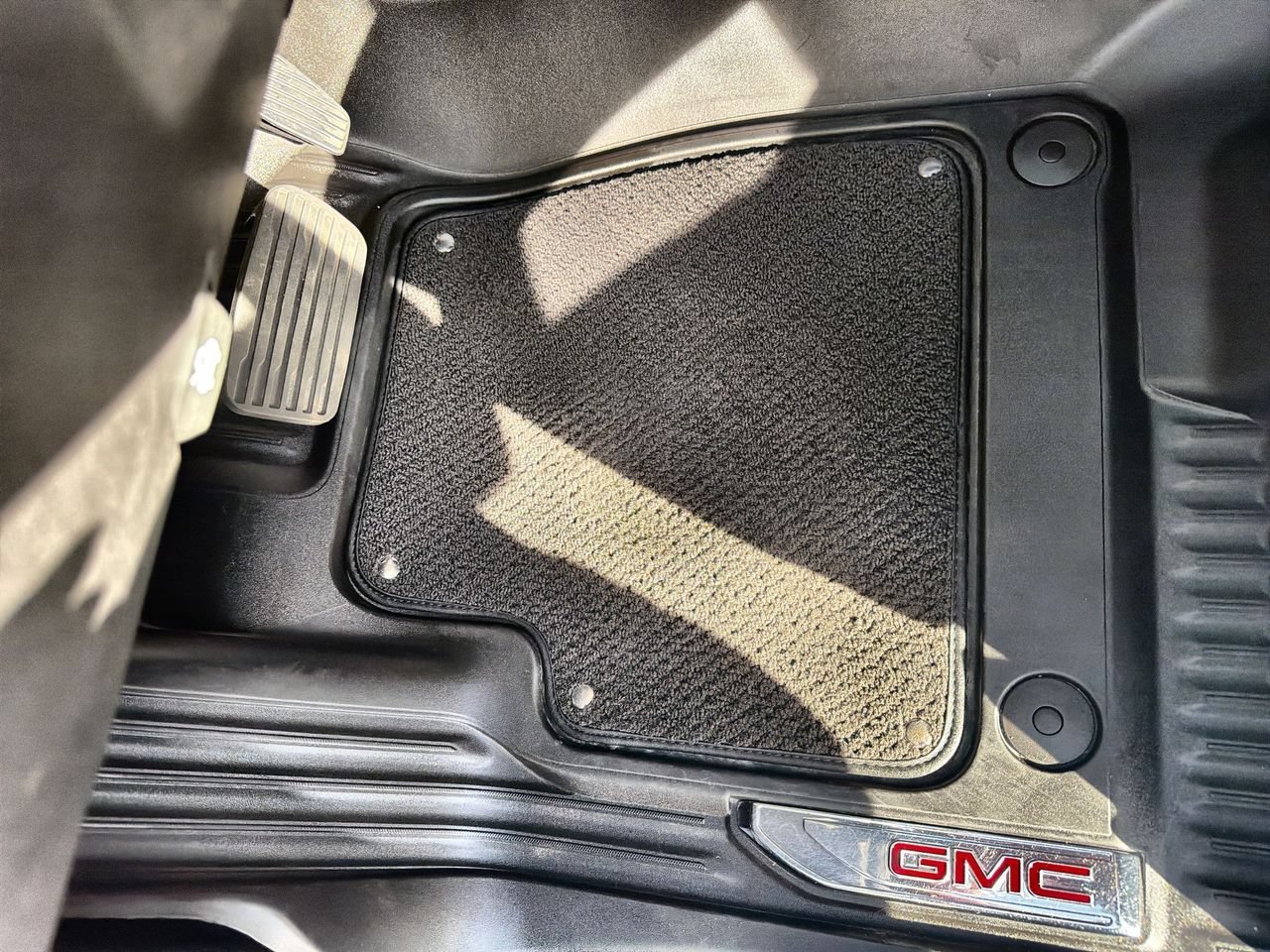 Used 2024 Sterling Metallic GMC AT4 image 30