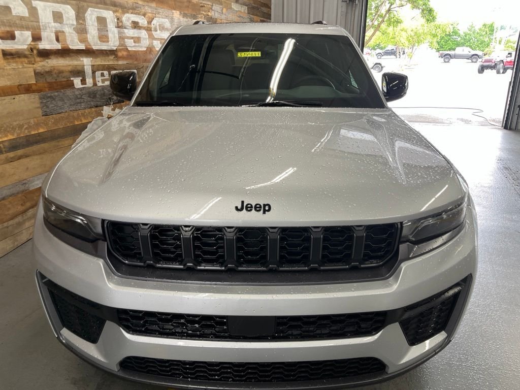 New 2026 Silver Zynith Exterior Paint Jeep Laredo Altitude image 8