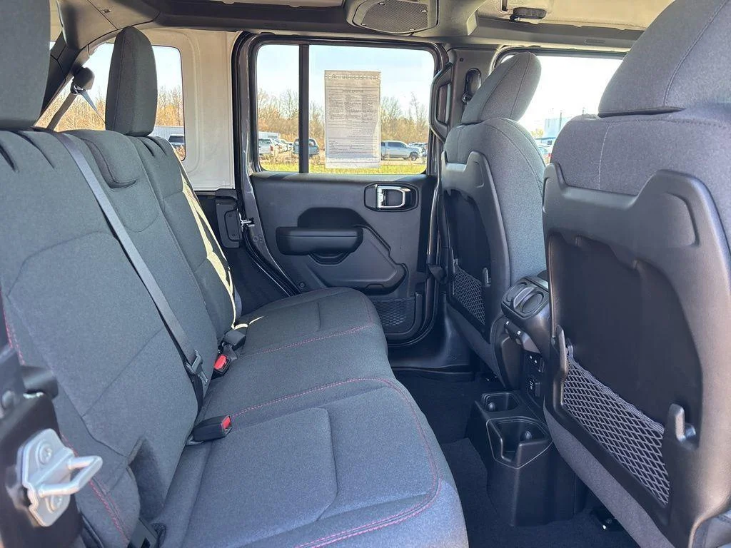Used 2025  Jeep Rubicon image 35