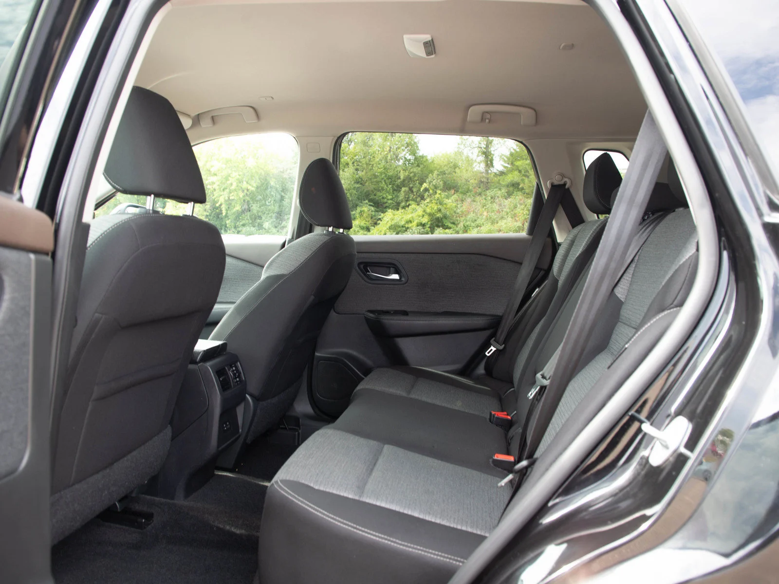 Used 2022 Super Black Nissan SV image 15