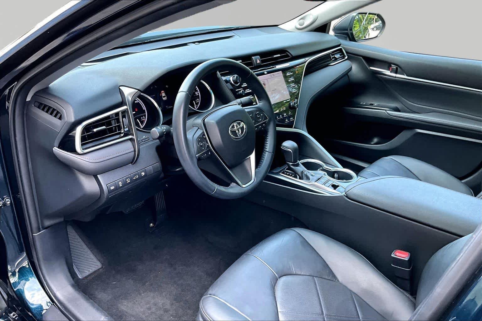 Used 2018 Galactic Aqua Mica Toyota Hybrid XLE image 18