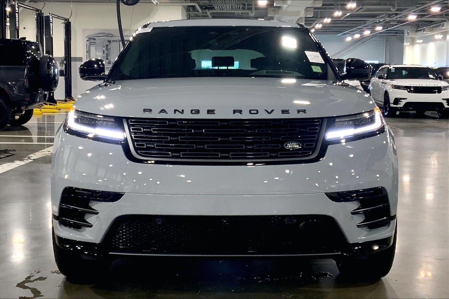 New 2026 Arroios Grey Land Rover P250 Base image 3