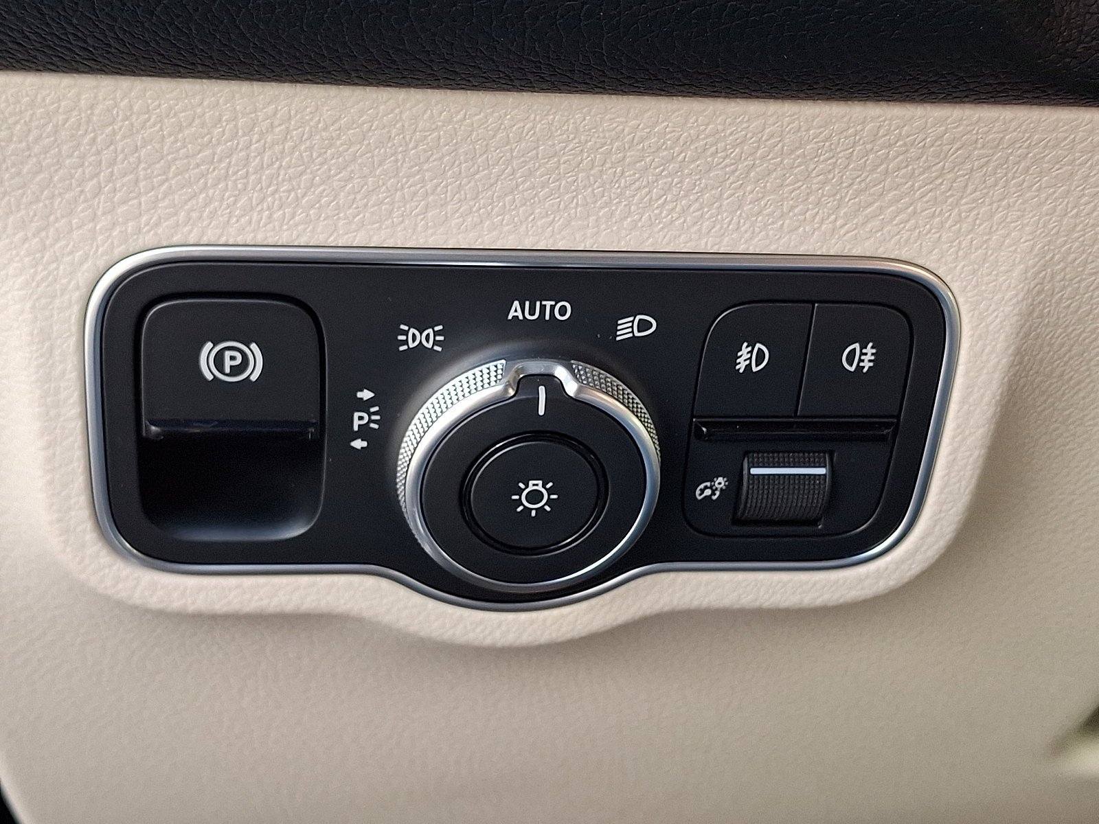 New 2026 Polar White Mercedes-Benz GLB 250 image 40