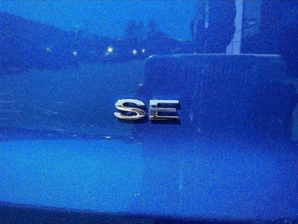 Used 2022 Lightning Blue Metallic Ford SE image 28