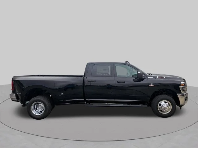 New 2026 Diamond Black Crystal Pearl-Coat Exterior Paint RAM Tradesman image 6