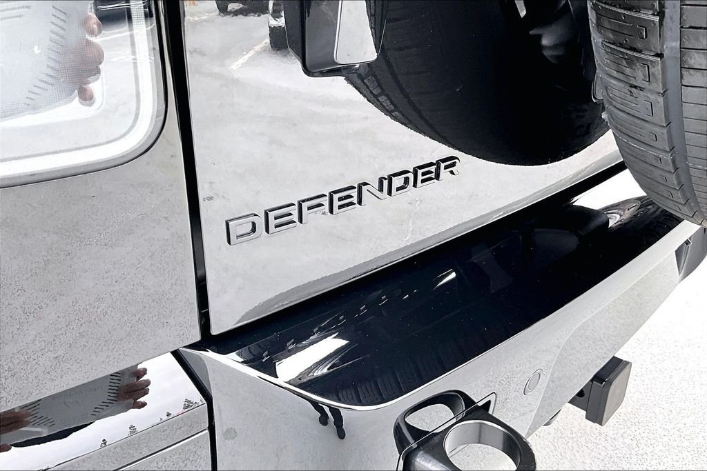 New 2026 Black Land Rover X-Dynamic SE image 9