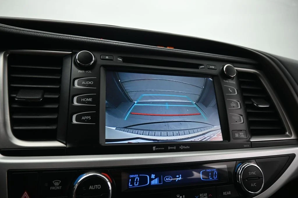 Used 2018 White Toyota XLE image 18