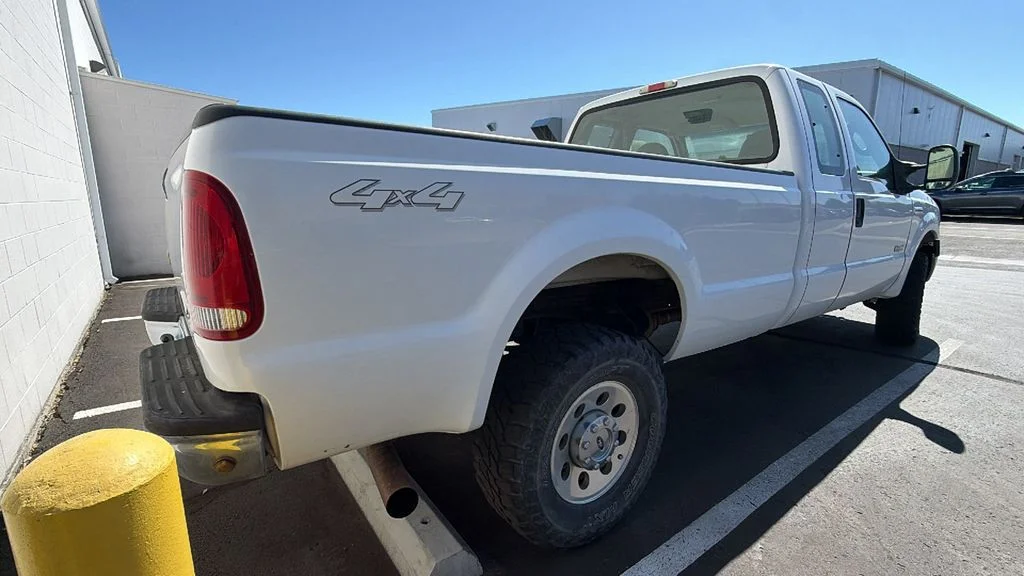 Used 2006 Oxford White Clearcoat Ford XL image 2