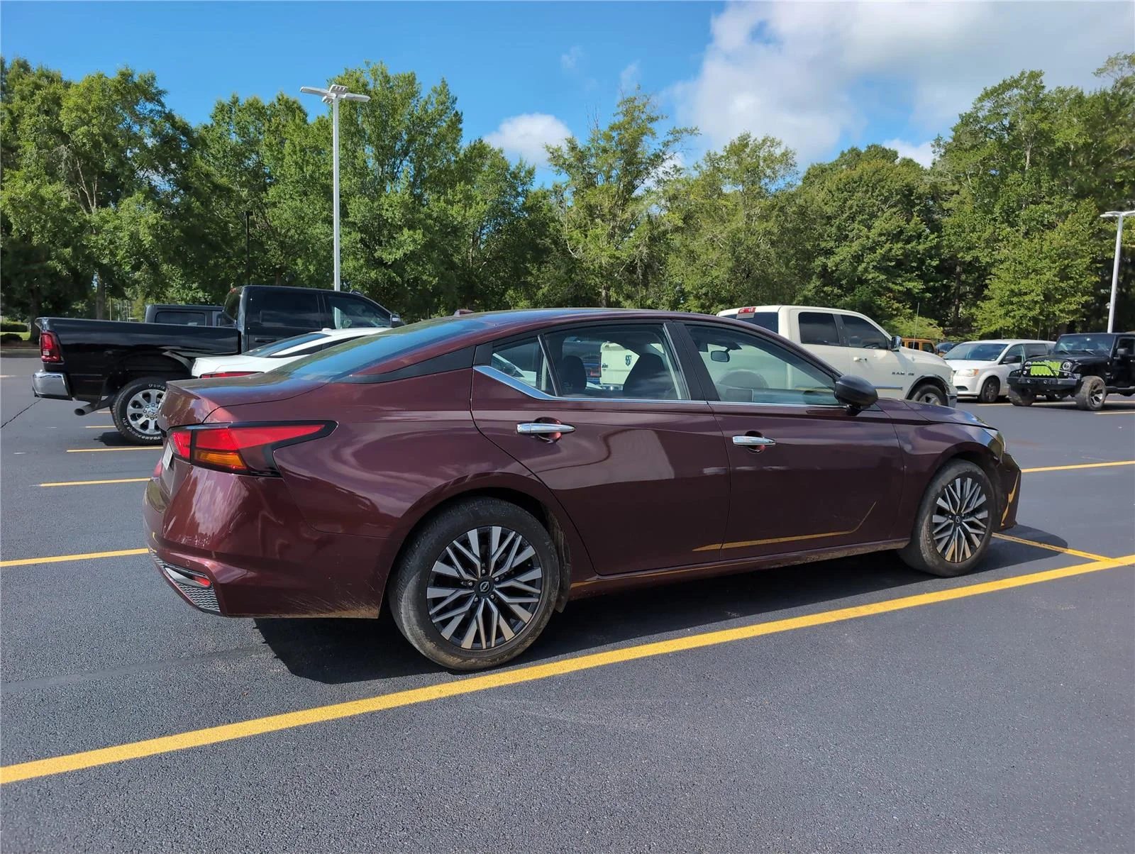 Used 2025 Garnet Pearl Metallic Nissan SV image 3