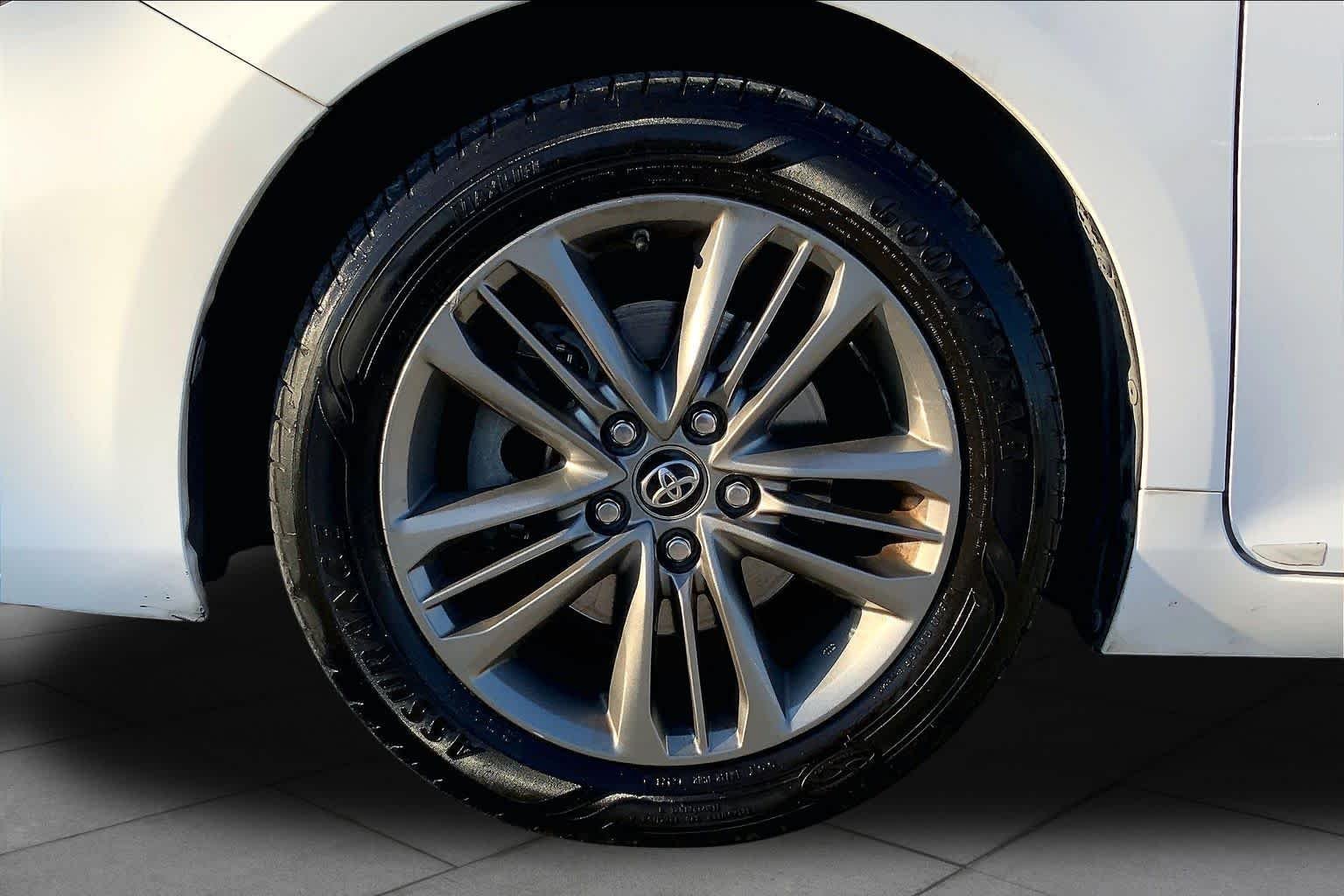 Used 2016 Super White Toyota SE image 11