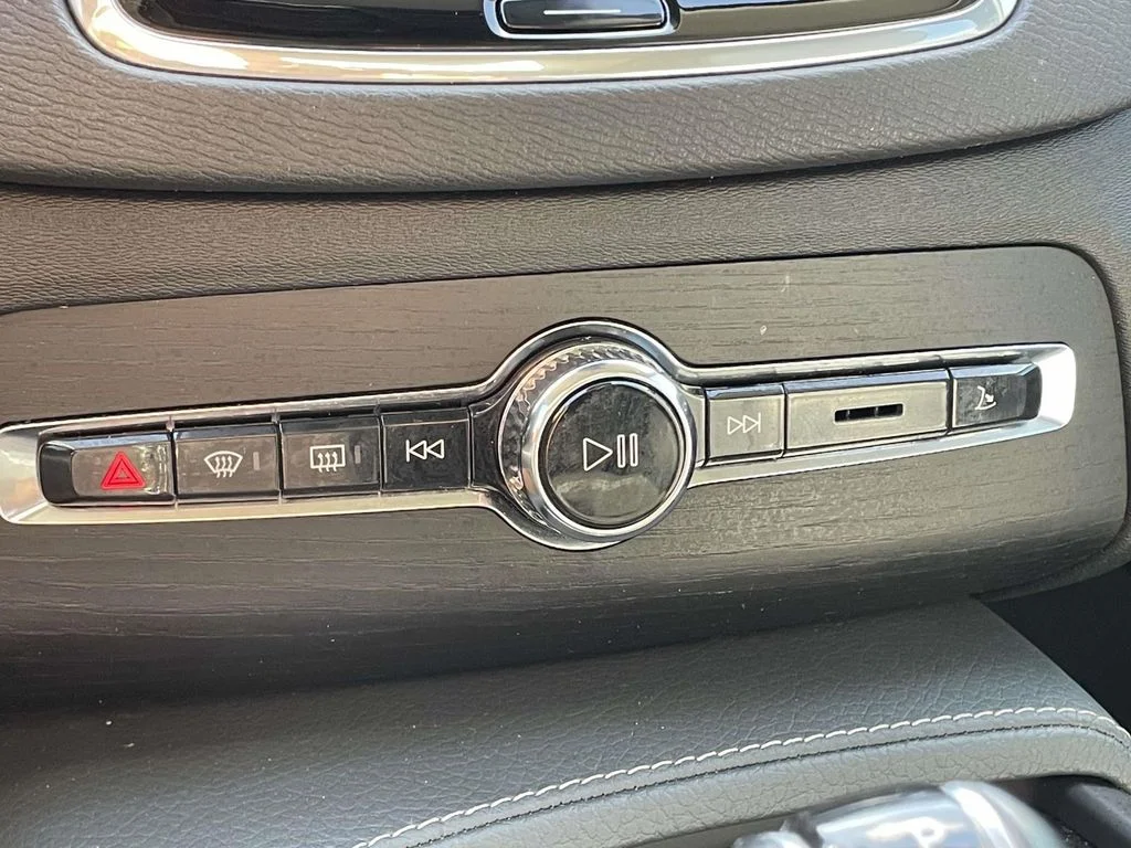 Used 2020 Bright Silver Metallic Volvo Momentum image 19