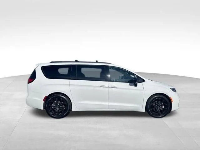 Used 2025 White Chrysler Limited image 7