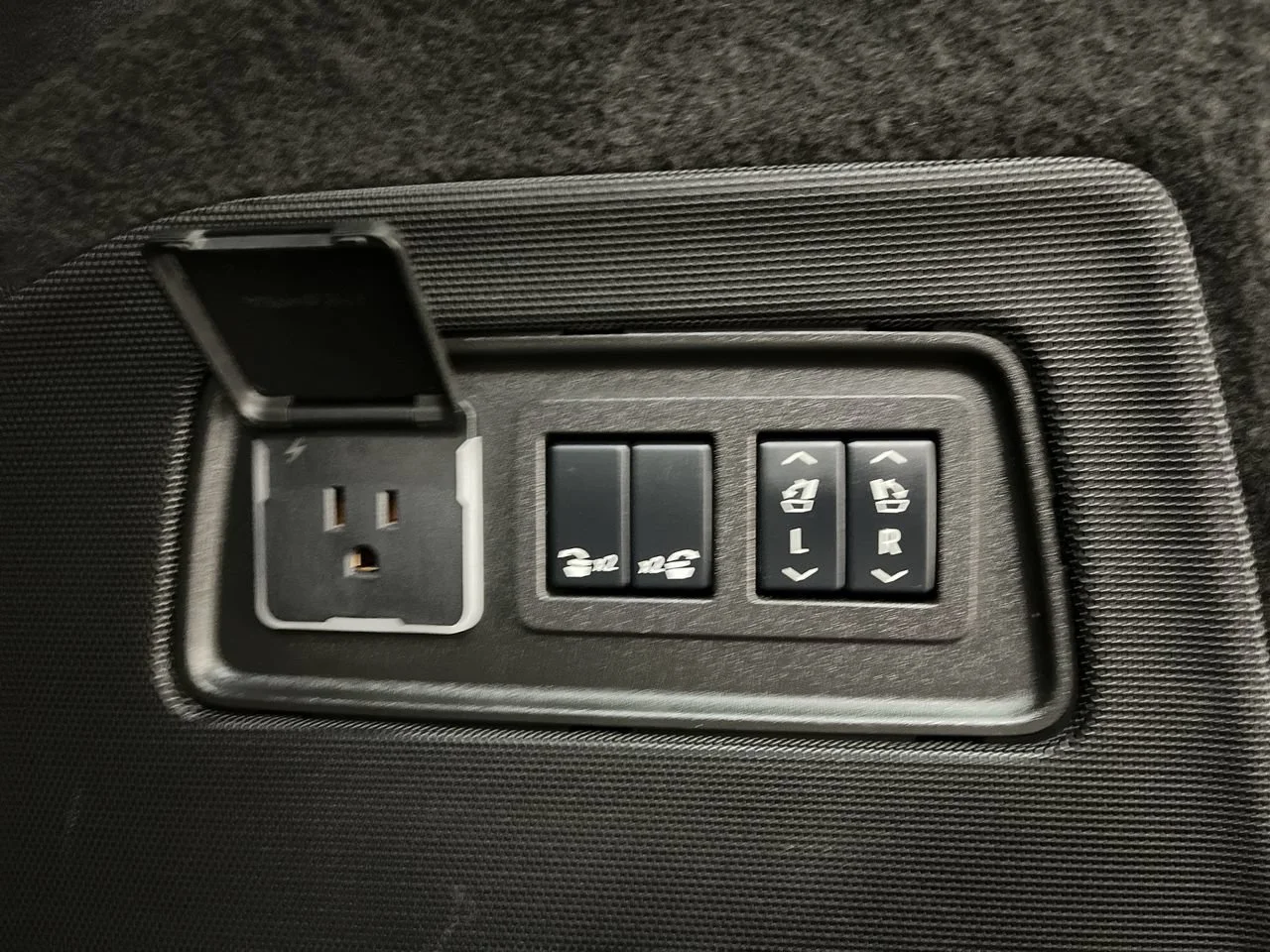 2025 Cadillac Escalade ESV Sport - Photo 37