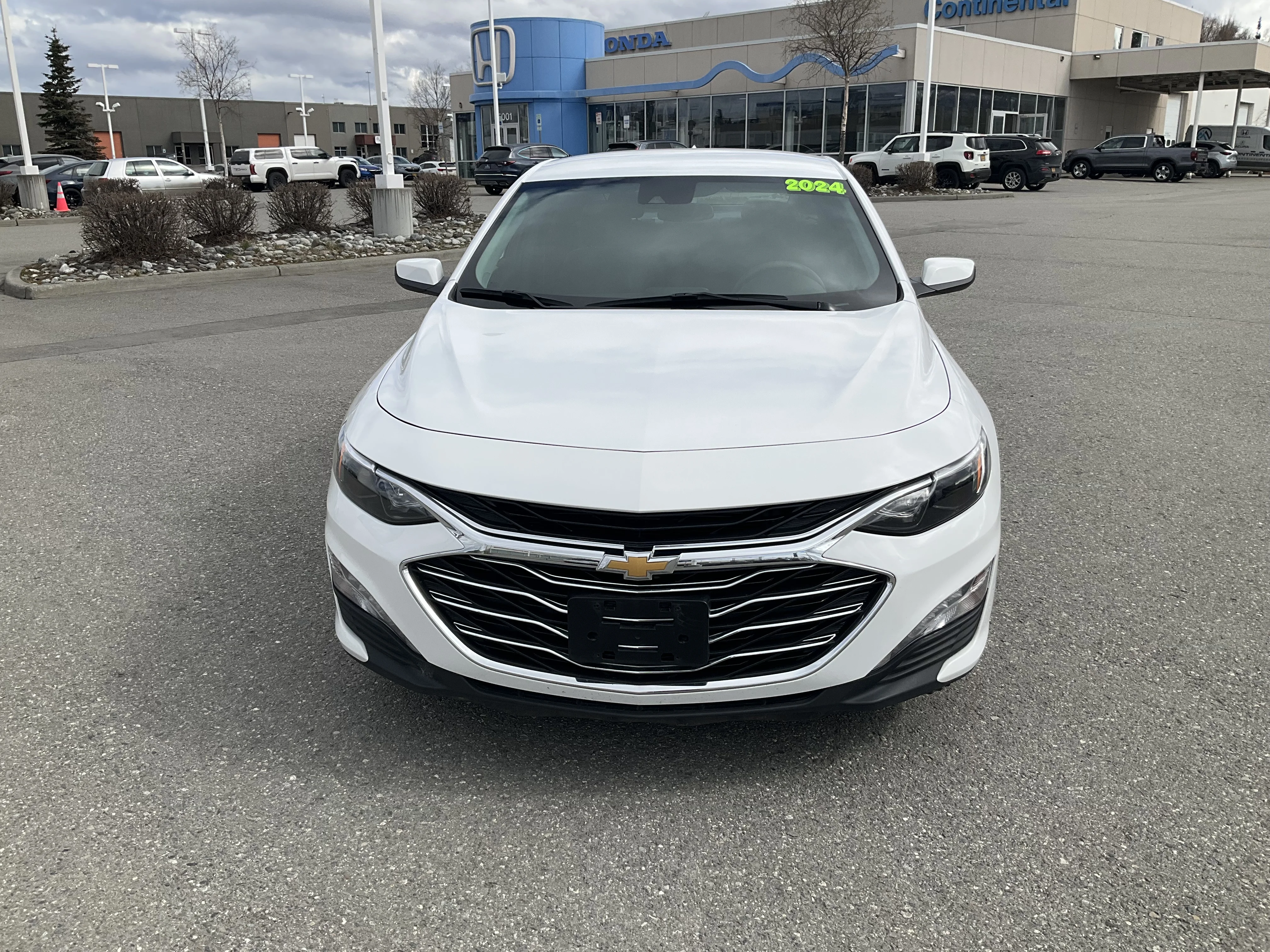 Used 2024 Summit White Chevrolet 1LT image 2