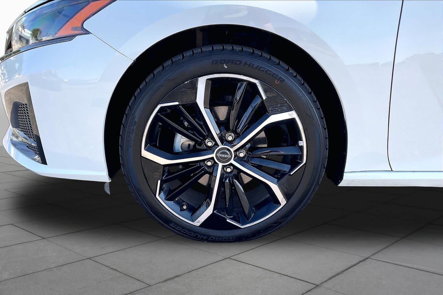 Used 2025 Glacier White Nissan SR image 11